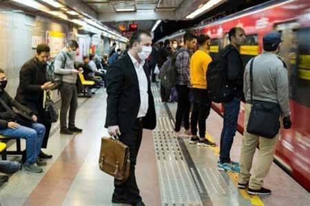 تذکر به مسافران بدون ماسک در مترو توسط پلیس