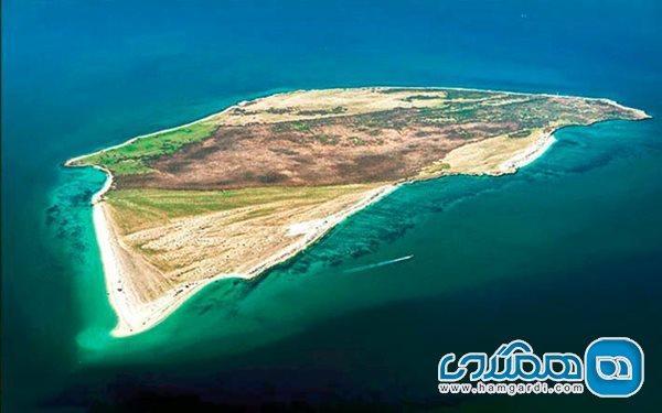 جزیره ای با مساحت یک کیلومتر مربع که در نزدیکی لاوان قرار گرفته است