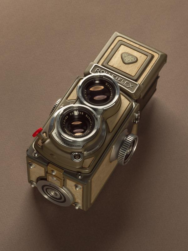 این عکاس دوربین های آنالوگ زیبای سفارشی با رنگ کردن آنها می سازد!